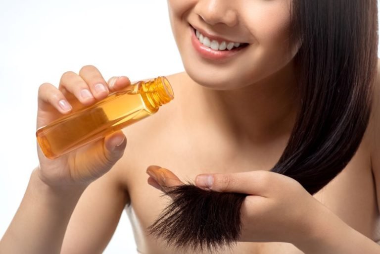 Application d'huile sur les pointes pour nourrir et stimuler la pousse des cheveux