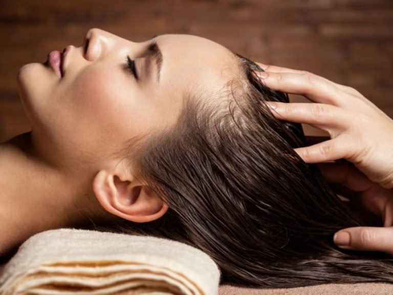 Massage capillaire relaxant pour stimuler la circulation et renforcer les cheveux