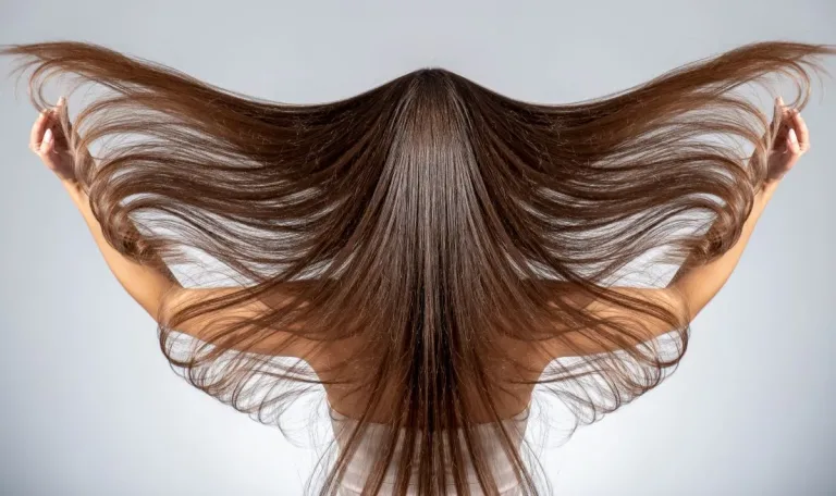 Vue arrière d’une femme aux cheveux longs et brillants