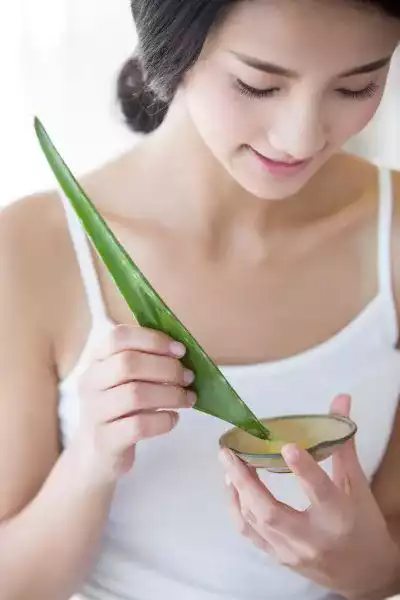Femme utilisant du gel d’aloe vera sur ses cheveux pour une hydratation naturelle