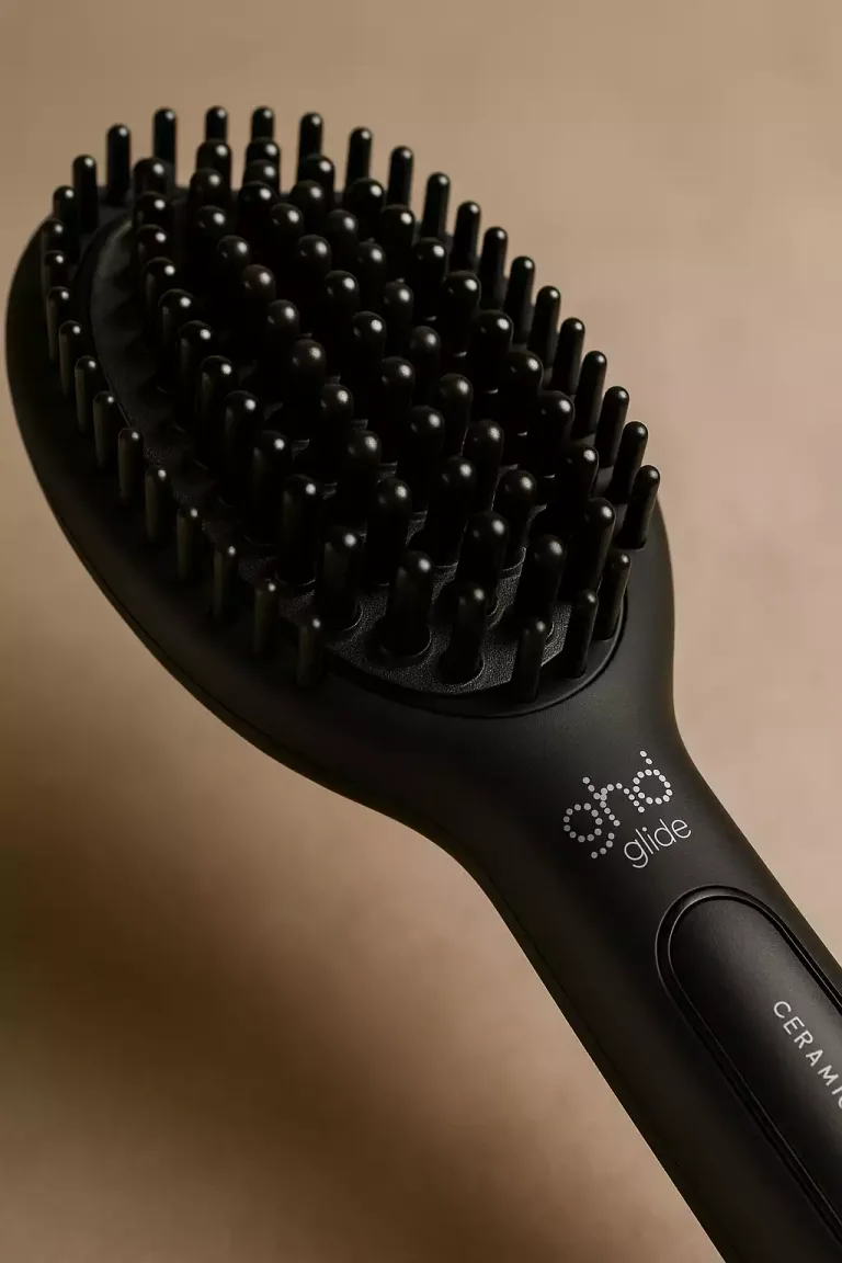 Gros plan sur la brosse GHD Glide montrant sa technologie céramique et ionique