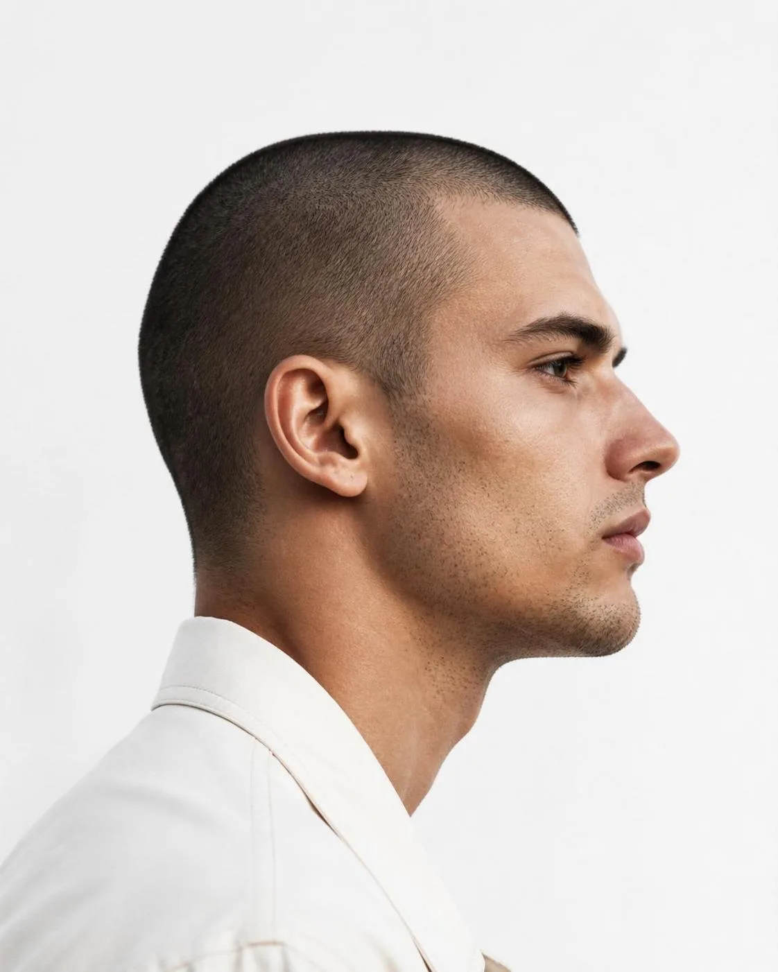 découvrez le buzz cut, la coupe très courte tendance, et apprenez si elle convient à la forme de votre visage pour un style audacieux et réussi.