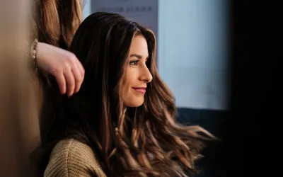 Astuces et produits incontournables pour sublimer les cheveux bouclés