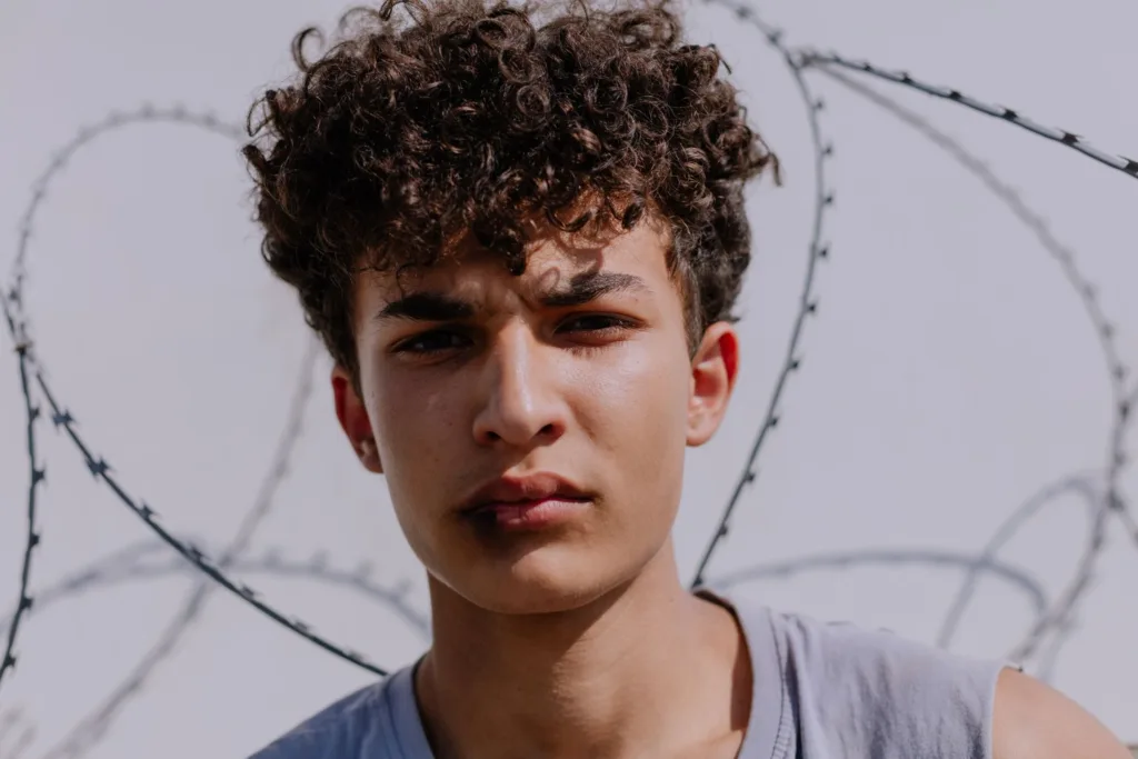 Adolescent avec une coupe de cheveux texturée et bouclée style brocoli