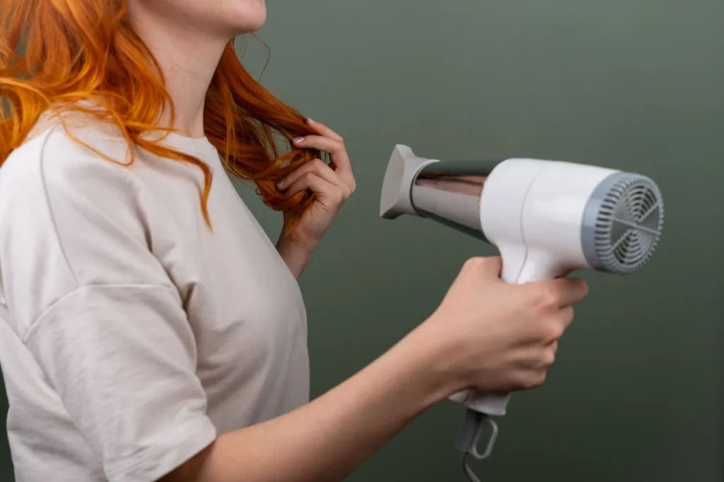 Femme utilisant un appareil coiffant multi-styler type Shark FlexStyle