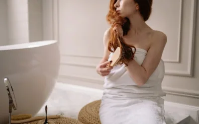 Chute de Cheveux Post-Partum : Pourquoi Vous en Perdez Autant (et Quand Vraiment s&rsquo;Inquiéter)