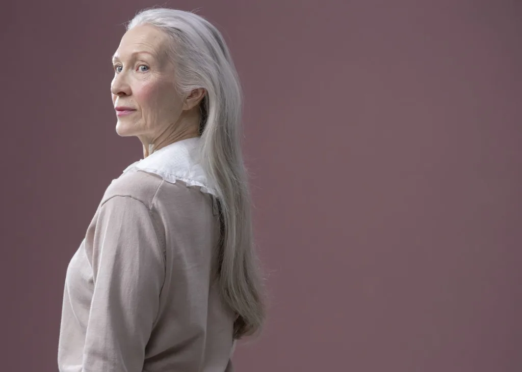 Femme aux cheveux gris naturels, transition réussie