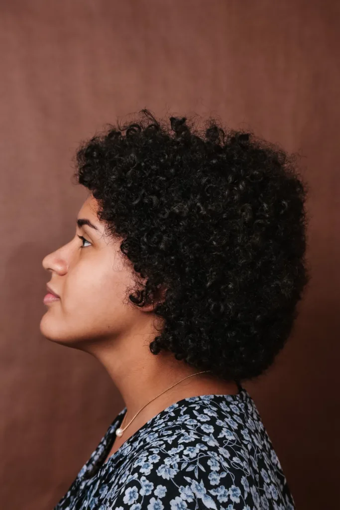 Femme de profil avec un afro court et rond