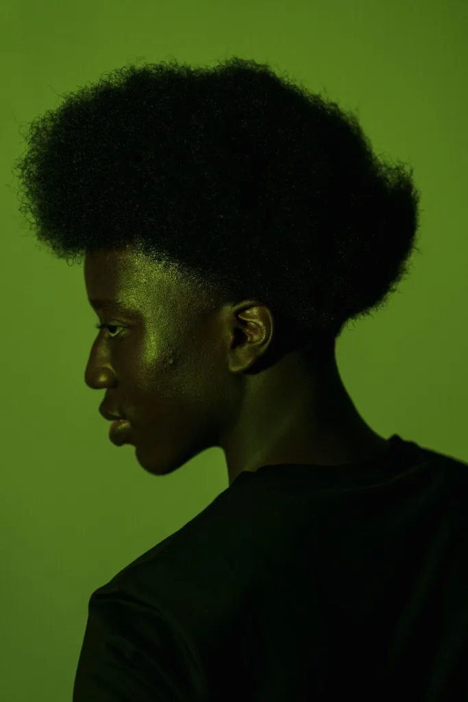 Homme de profil avec un afro rond et volumineux
