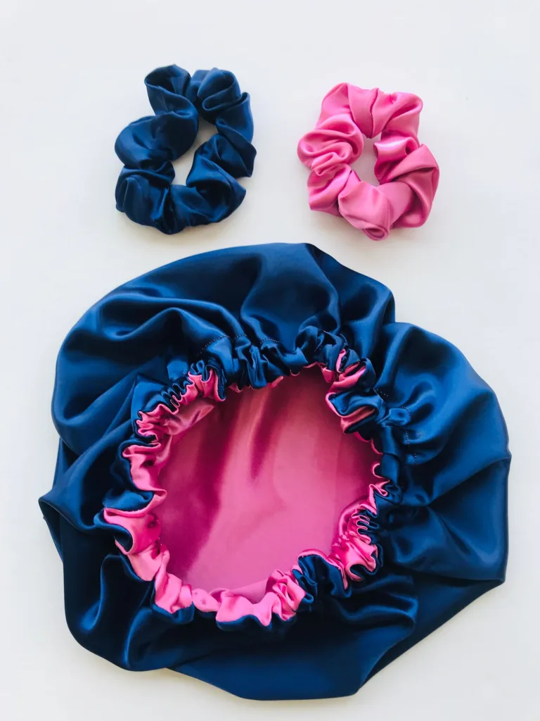 Bonnet en satin bleu nuit doublé de rose, avec deux chouchous en satin