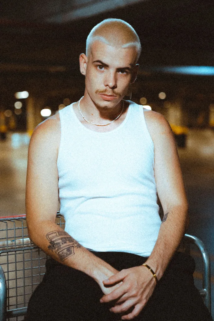 Homme avec un buzz cut décoloré platine