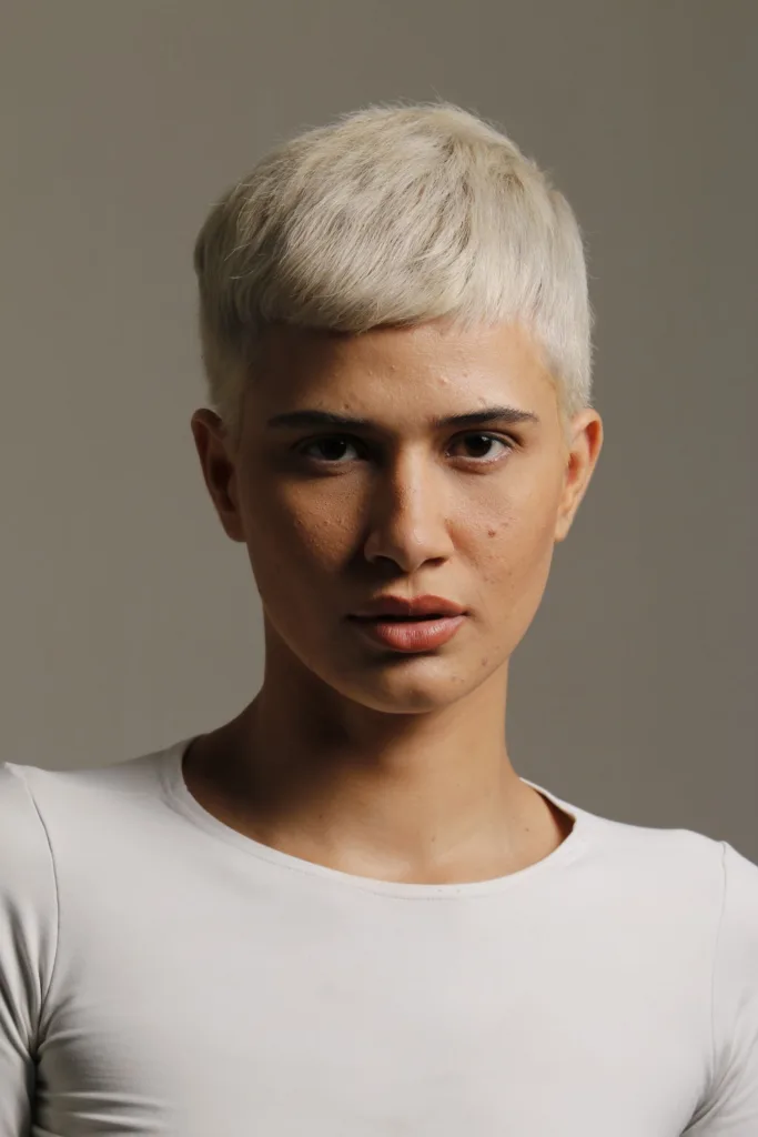 Coupe très courte décolorée en blond platine