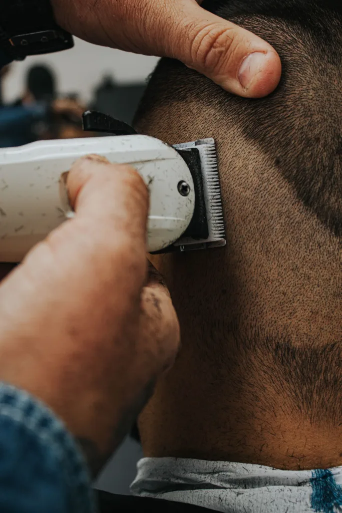 Tondeuse qui fond un dégradé sur un buzz cut très court