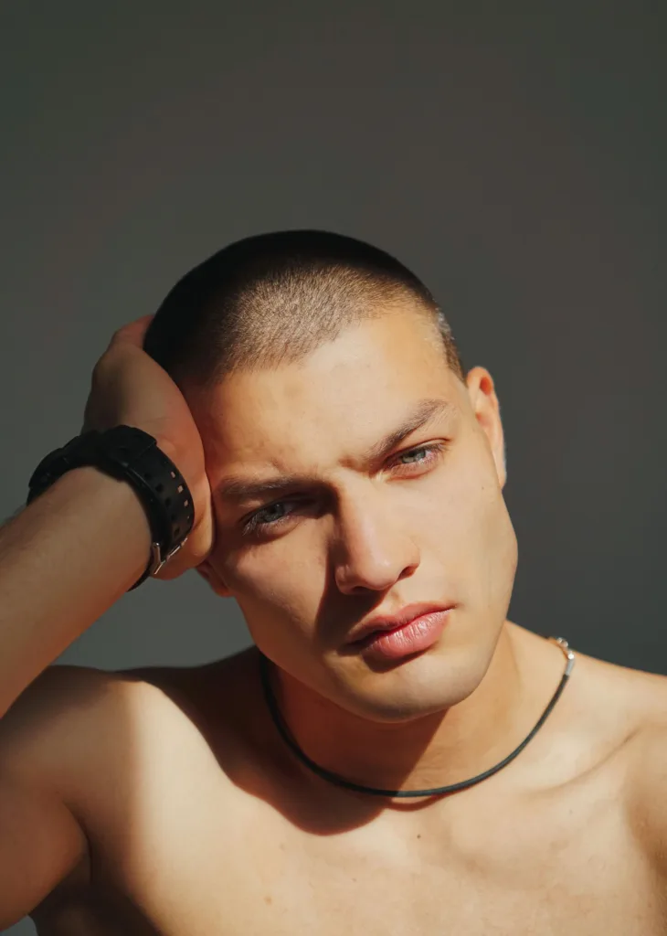 Homme avec un buzz cut très court et uniforme