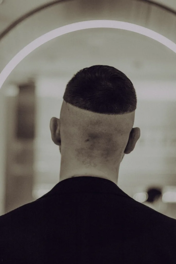 Buzz cut vu de dos avec un motif tracé à la tondeuse