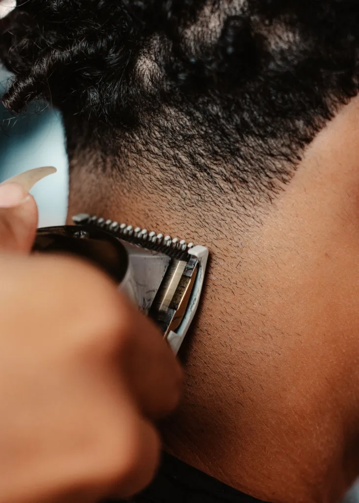 Tondeuse qui égalise la nuque d'un buzz cut