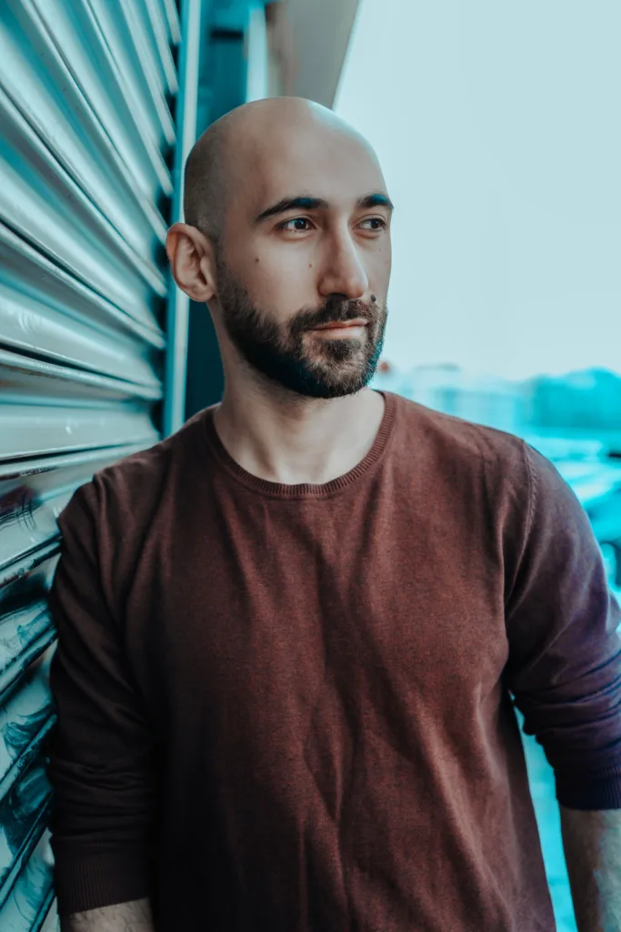 Homme avec un buzz cut très court quand les cheveux se dégarnissent sur le dessus