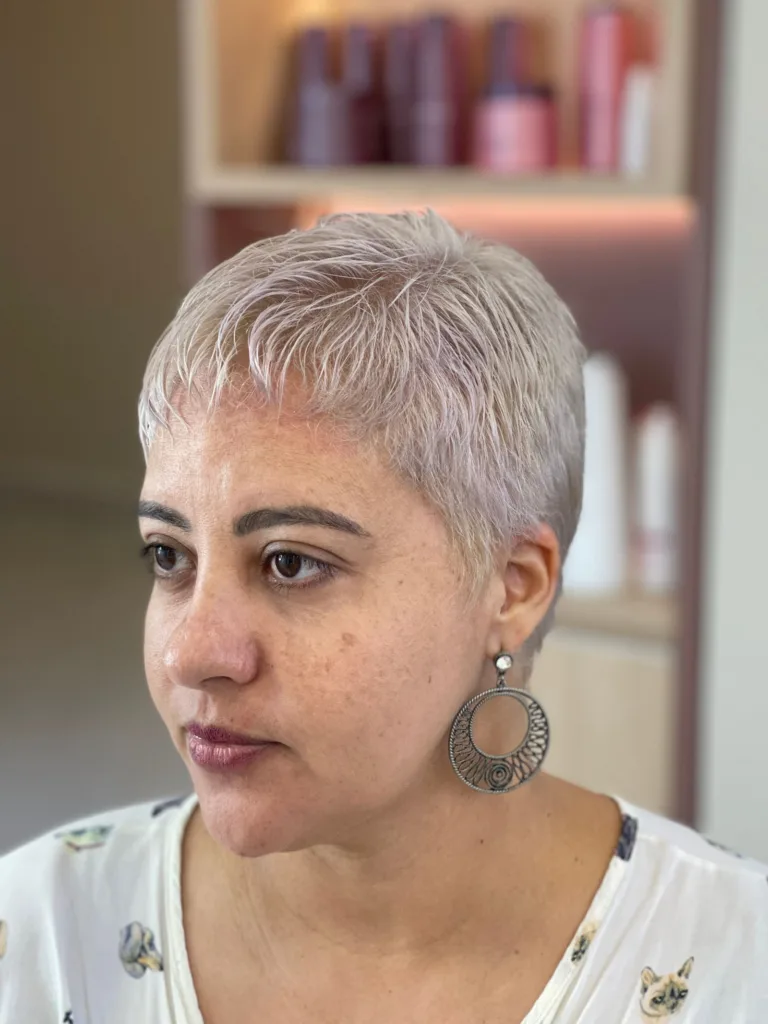 Femme aux cheveux gris courts en coupe pixie
