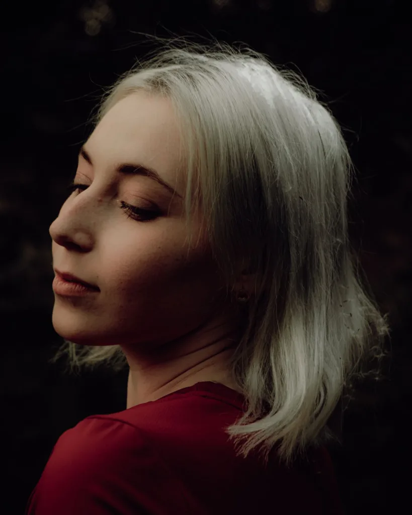 Femme aux cheveux gris mi-longs dans un chemisier rouge