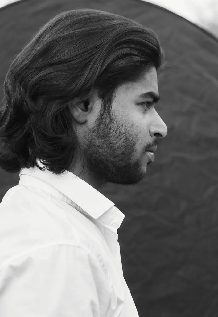 Homme barbu aux cheveux longs coiffés en arrière, photo noir et blanc