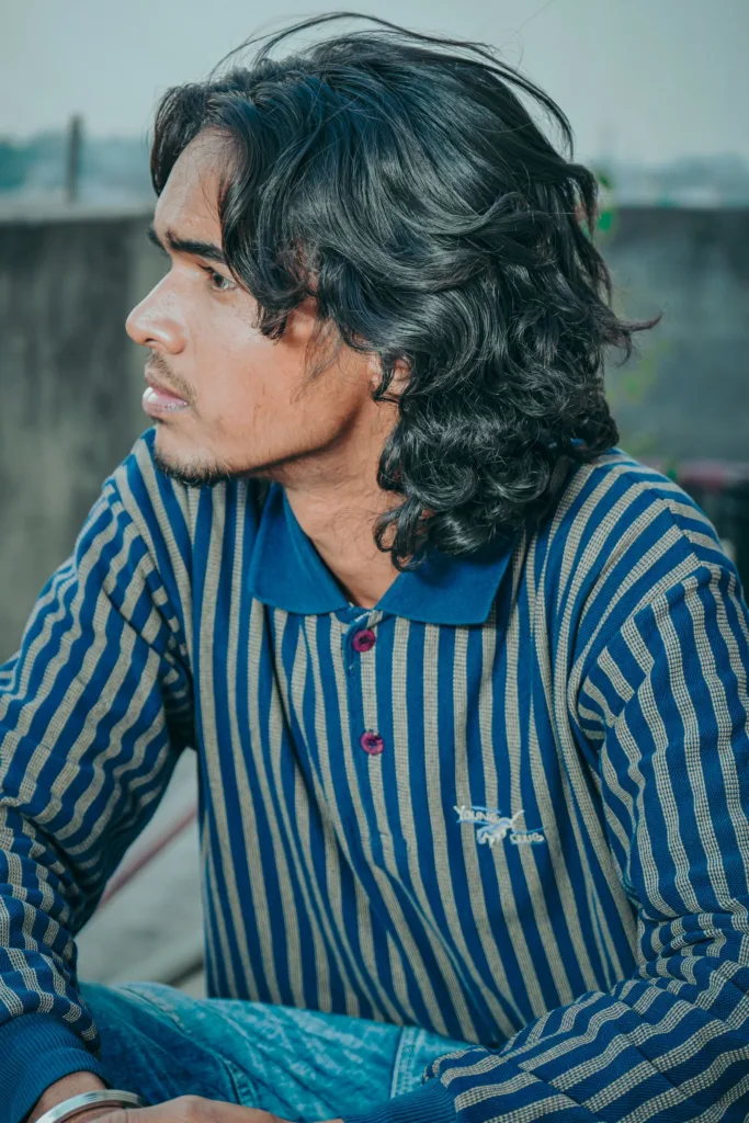 Homme aux cheveux mi-longs ondulés, effet flow