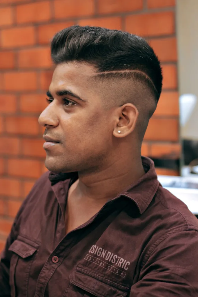 Homme de profil avec une coupe comb over et une raie tracée