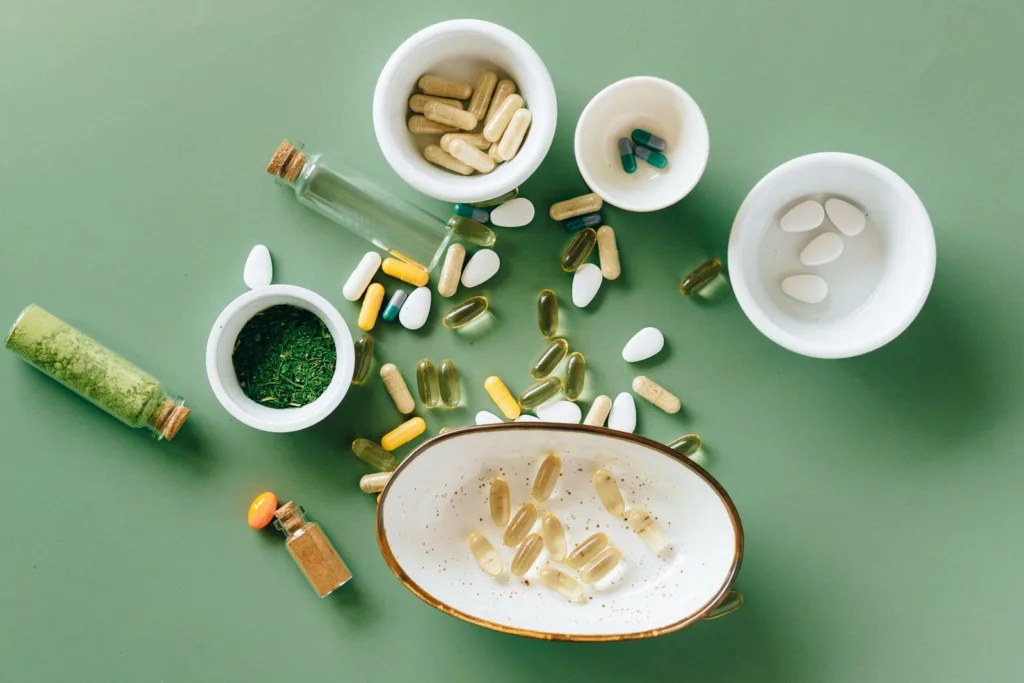 Gélules et compléments alimentaires naturels disposés dans des coupelles