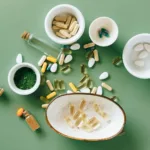 Gélules et compléments alimentaires naturels disposés dans des coupelles