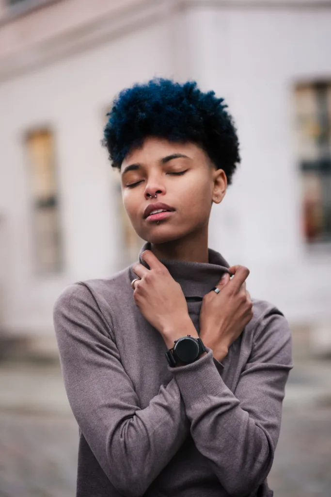 Femme aux cheveux courts dégradés avec boucles sur le dessus
