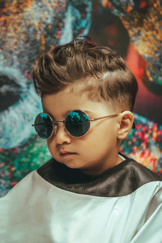 Coupe garçon dégradé bas et dessus coiffé en hauteur, petit garçon au salon