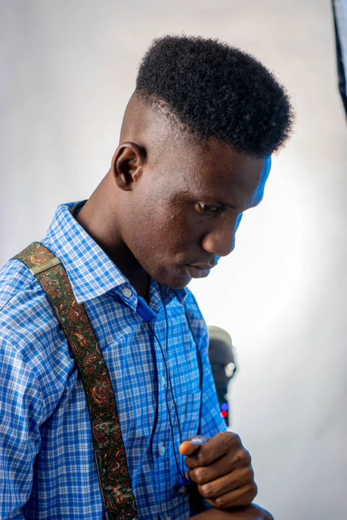 Jeune homme avec une coupe high top sur cheveux crépus