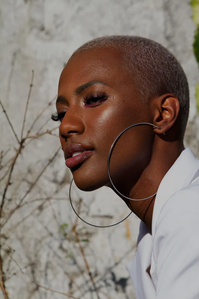 Femme aux cheveux crépus coupés très courts avec des créoles