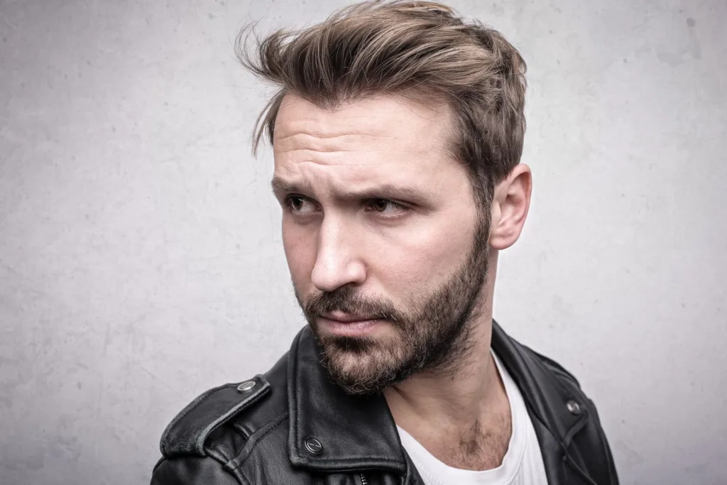 Homme aux golfes marqués avec un dessus court texturé et une barbe