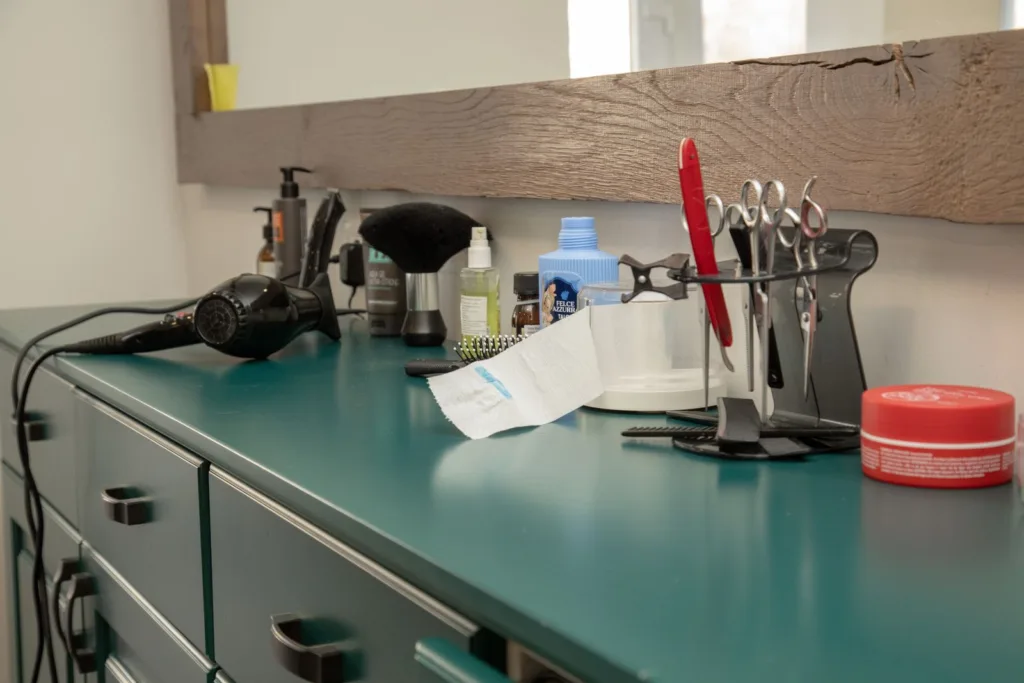 Plan de travail de coiffeur avec sèche-cheveux et outils de coiffage