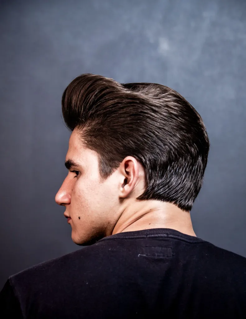 Homme vu de profil avec une pompadour coiffée en arrière