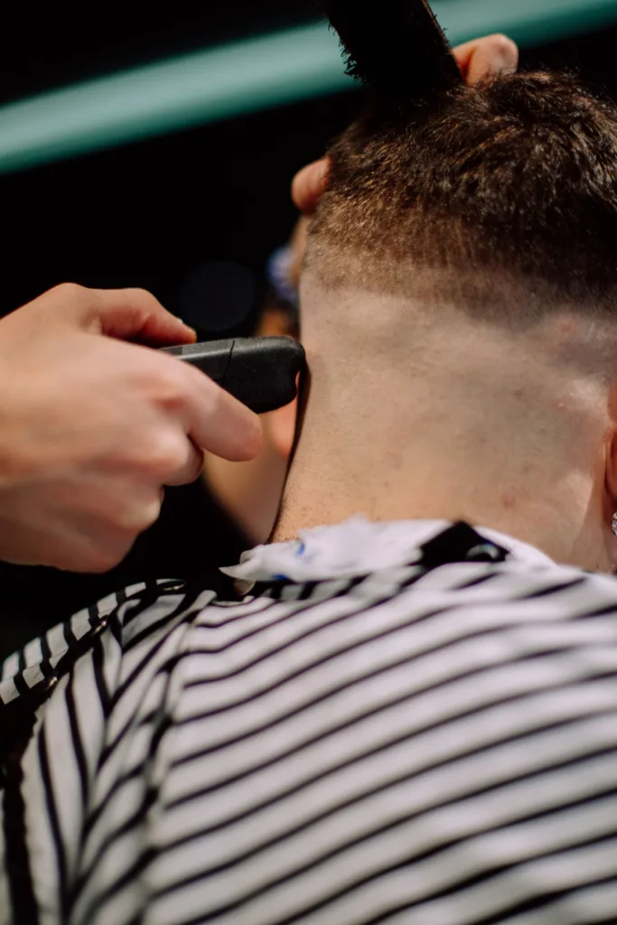 Nuque d'un homme avec un taper fade net réalisé chez le barbier