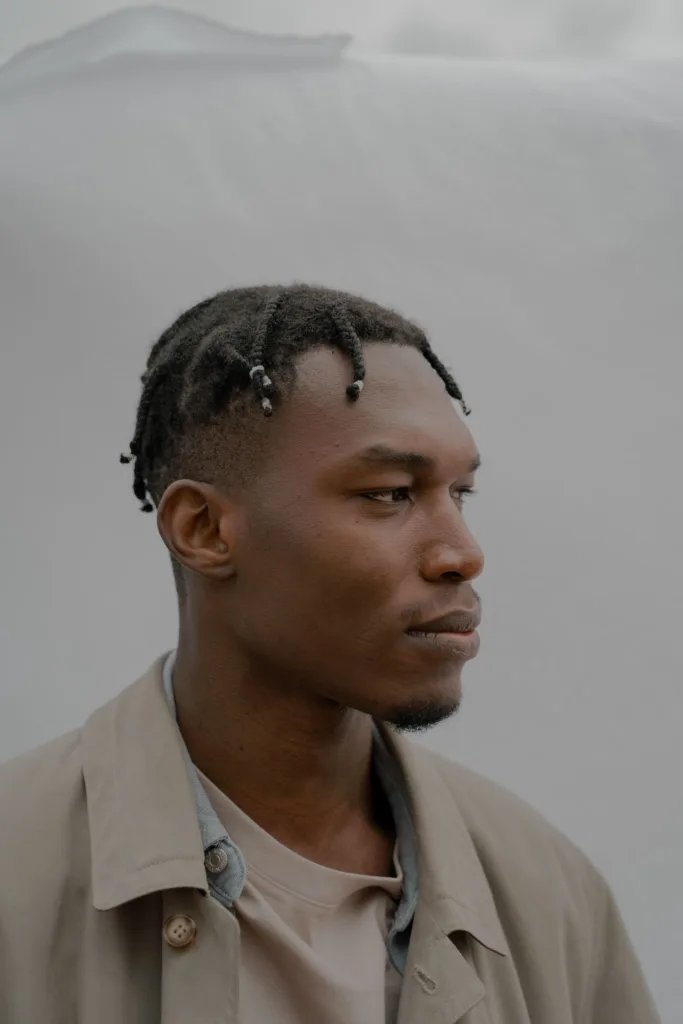 Homme de profil avec des tresses plaquées courtes sur cheveux crépus