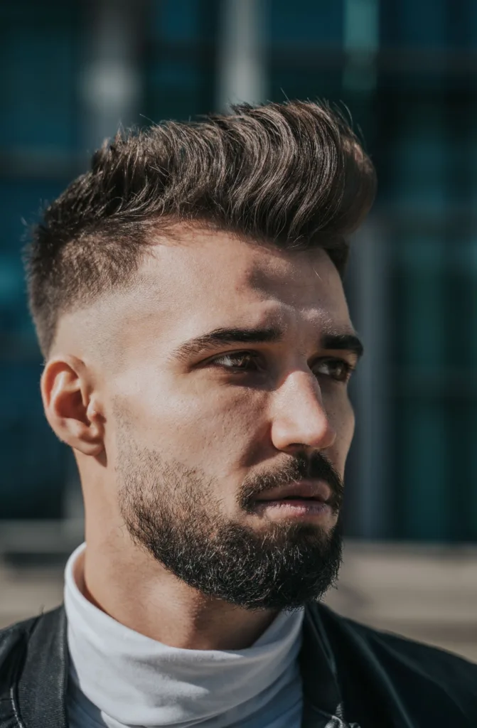 Homme au visage carré avec un dessus texturé et une barbe courte