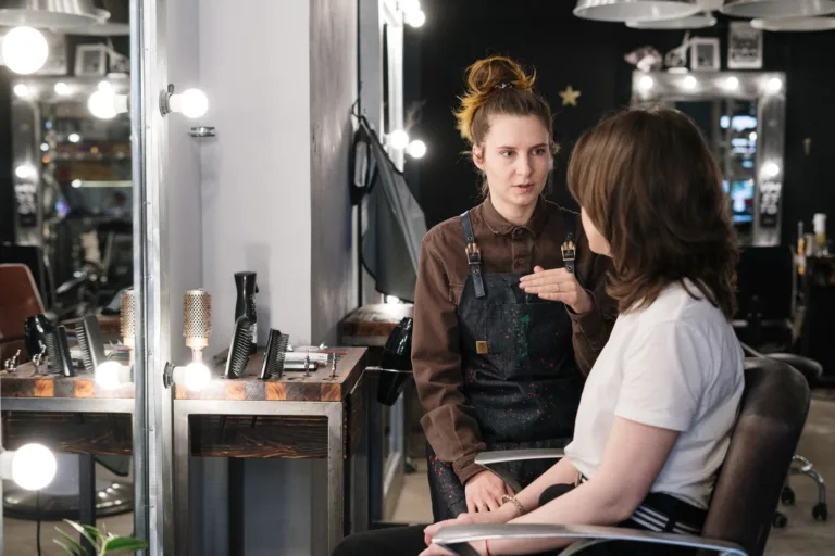 Coiffeuse conseillant une cliente sur la coupe adaptée à son visage