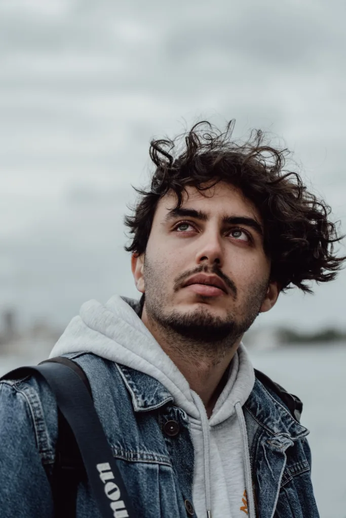 Homme aux boucles volumineuses sur le dessus et barbe