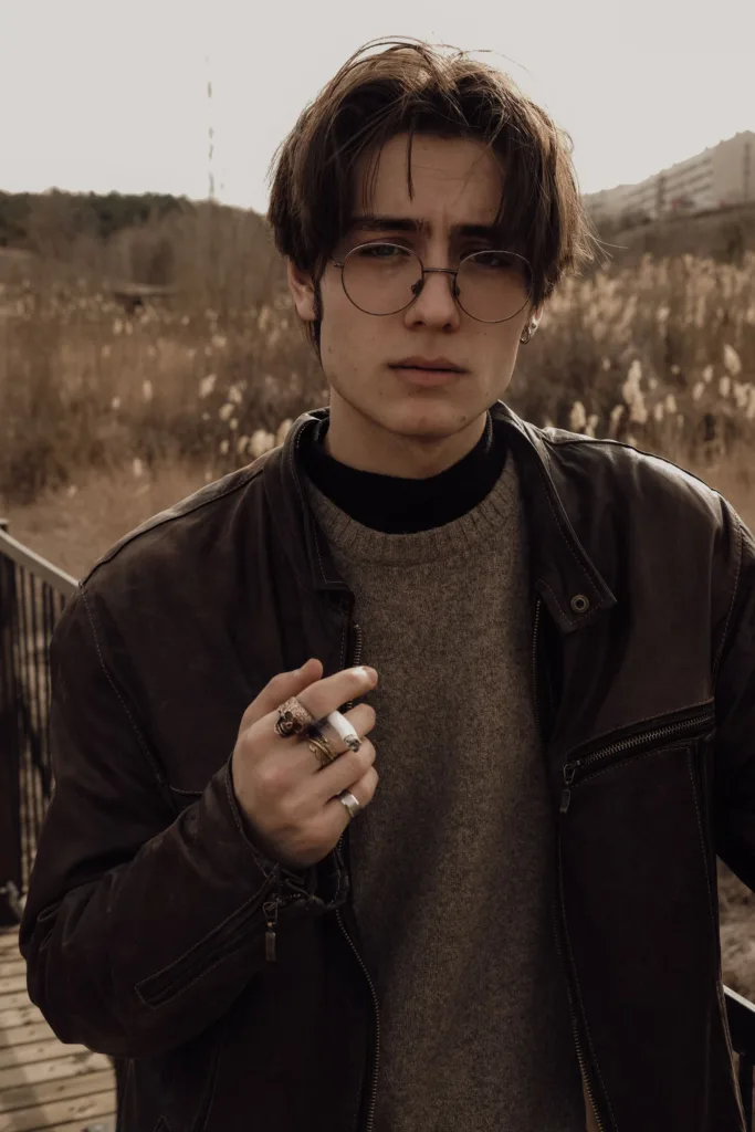 Jeune homme aux cheveux dégradés avec frange et lunettes